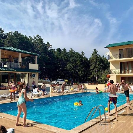 Hotel Surami Zewnętrze zdjęcie