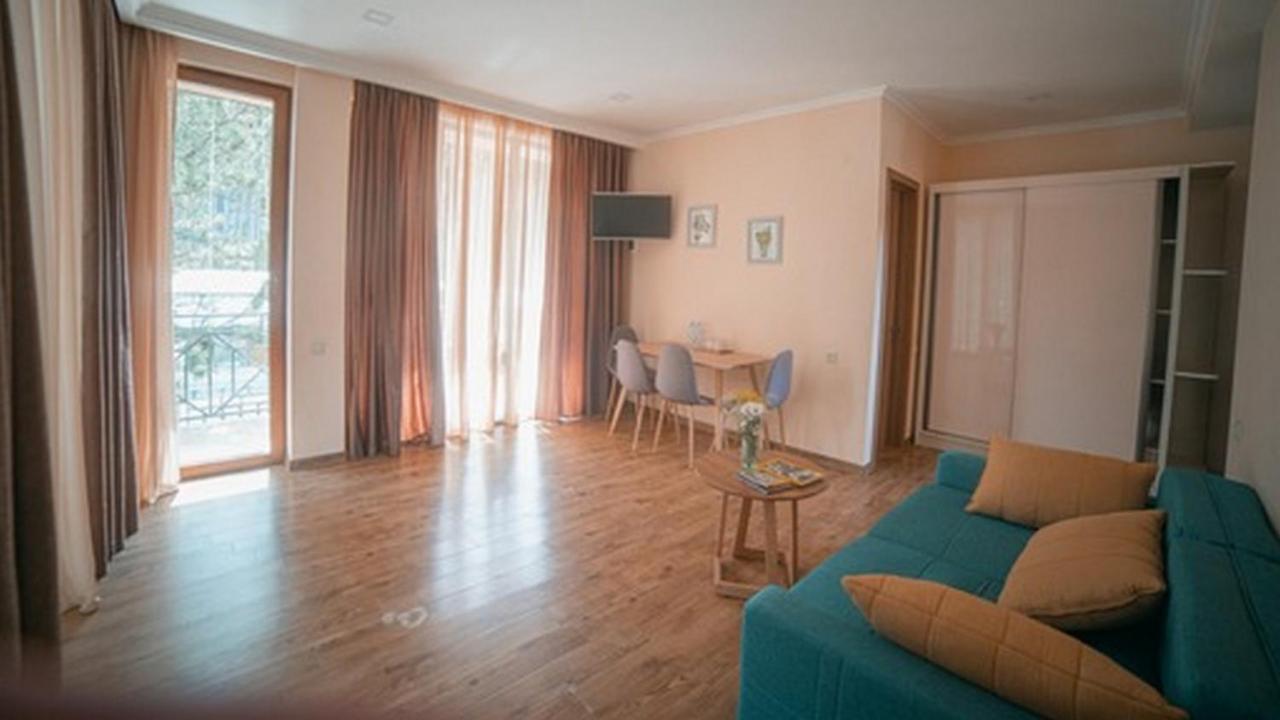 Hotel Surami Zewnętrze zdjęcie