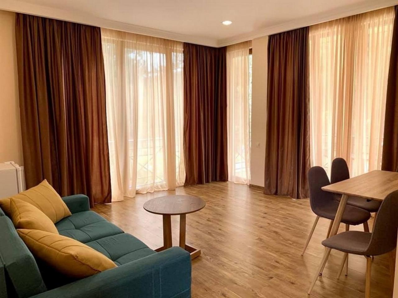 Hotel Surami Zewnętrze zdjęcie